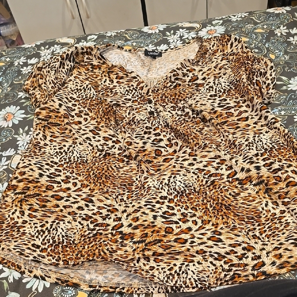❤️10/$16 Leopard Print Women's Top - Picture 1 of 3